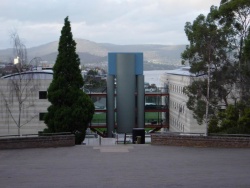 Das Uni-Hauptgebäude für Computing