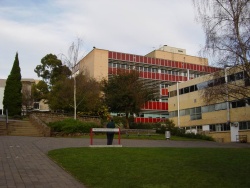 Das rote Gebäude ist die Hauptbibliothek